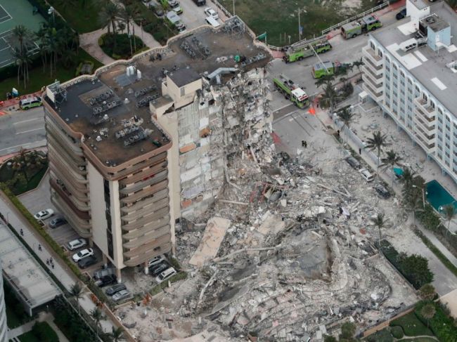 Po páde obytnej budovy na Floride sú štyria mŕtvi a 159 nezvestných