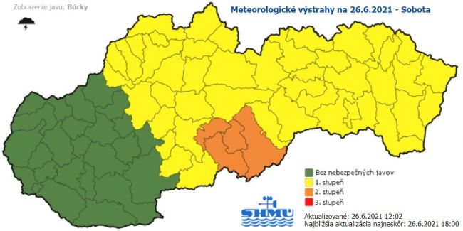 SHMÚ: Na strednom a východnom Slovensku hrozia v sobotu búrky s krúpami