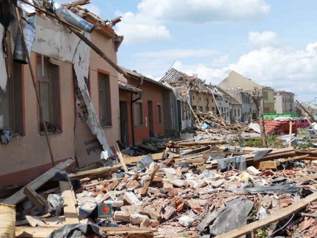 Po tornáde v Česku sa zbúra 61 domov