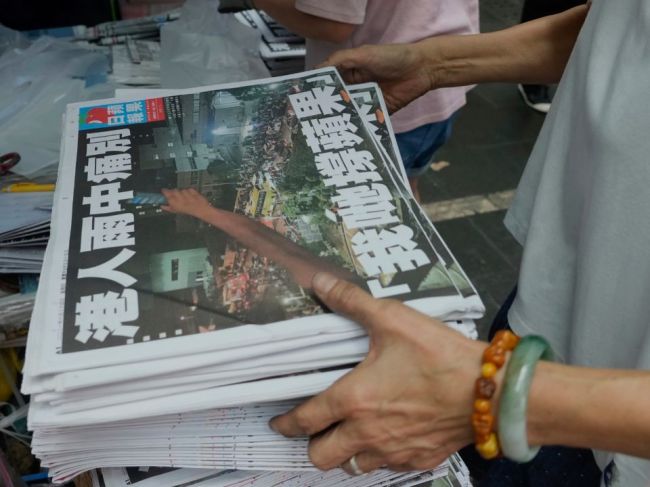 V Hongkongu zatkli ďalšieho redaktora zrušeného denníka Apple Daily