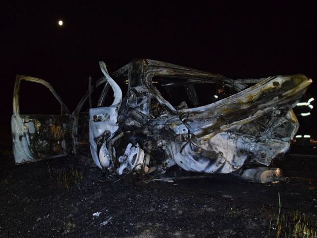 V ohni po zrážke áut umrel 18-ročný muž