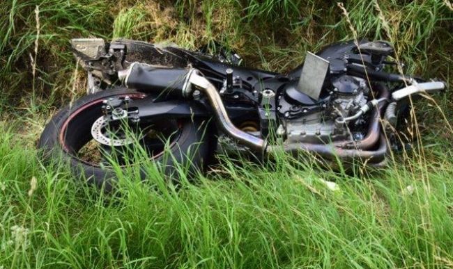 Pri dopravnej nehode utrpel motorkár vážne zranenia, zasahoval vrtuľník