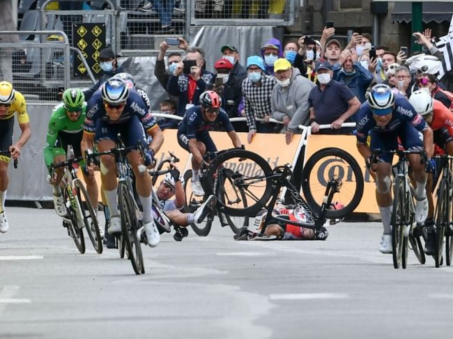 VIDEO: Sagan spadol v záverečnom špurte 3. etapy Tour de France