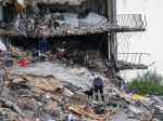 Spod ruín zrúteného bytového bloku na Floride hasiči vyslobodili telo 11. obete