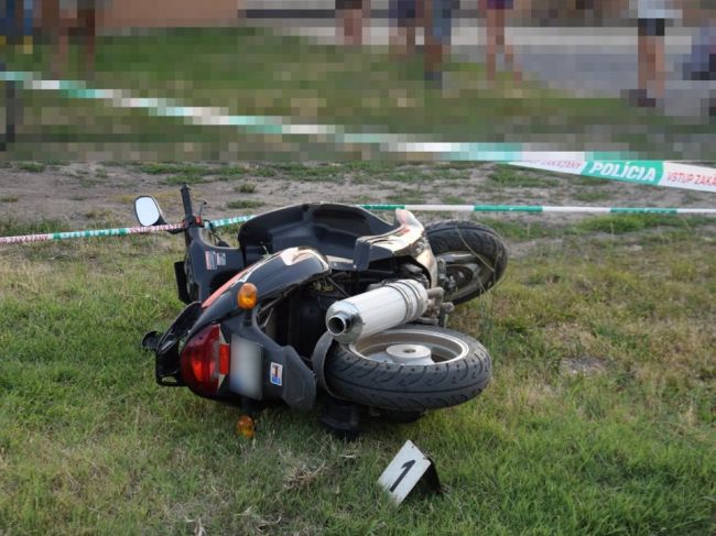 Vodič motocykla zahynul po náraze do rampy