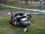 Vodič motocykla zahynul po náraze do rampy