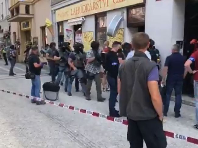 Žena postrelená útočníkom v Prahe zomrela, muža hľadali stovky policajtov