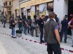 Žena postrelená útočníkom v Prahe zomrela, muža hľadali stovky policajtov