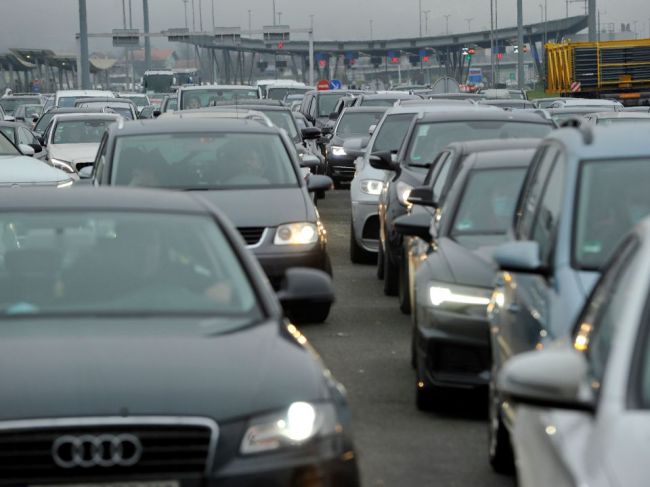 Na srbských hraničných priechodoch je chaos, v horúčavách sa čaká aj päť hodín