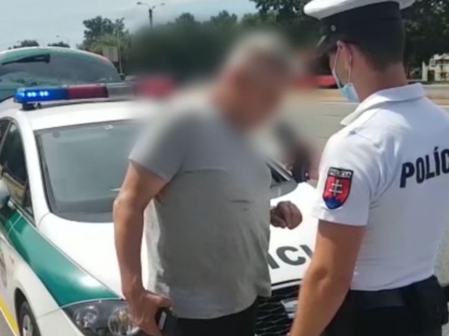 Opitý muž šoféroval v Bratislave s dieťaťom v aute