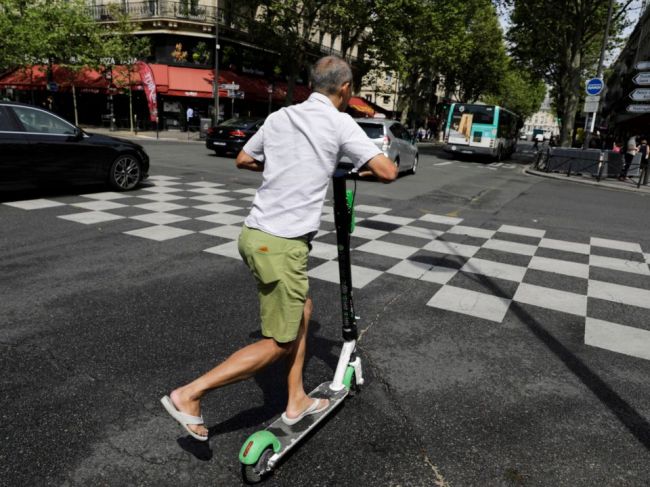 Paríž po smrti chodkyne pohrozil úplným zákazom elektrických kolobežiek