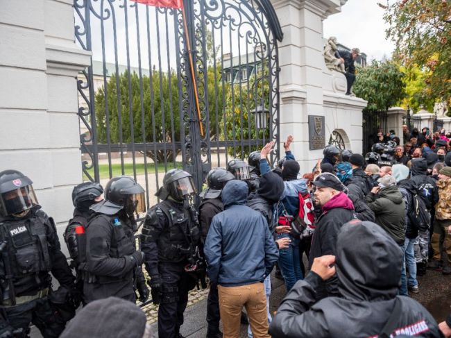 Čecha, ktorý hádzal kocky na policajtov pred Úradom vlády SR, odsúdili na päť rokov