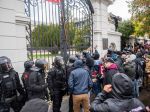Čecha, ktorý hádzal kocky na policajtov pred Úradom vlády SR, odsúdili na päť rokov