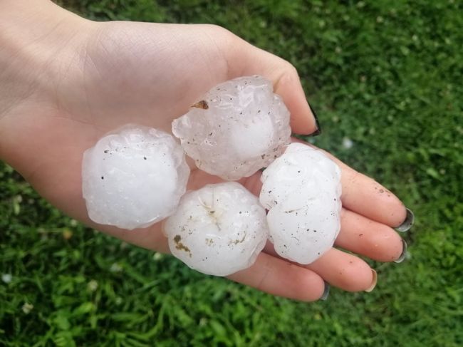 V okolí Bardejova padali krúpy veľké ako pingpongové loptičky