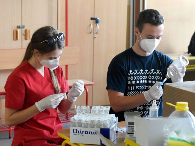 Konzílium odborníkov vyzýva študentov aj pedagógov, aby sa zaočkovali