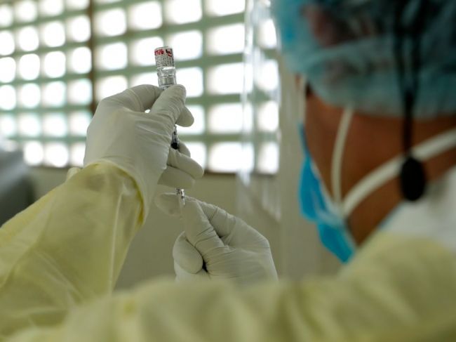 EMA: Dve dávky vakcíny proti COVID-19 chránia aj proti delta variantu