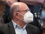 Trumpov finančný riaditeľ si v putách vypočul a odmietol obvinenia