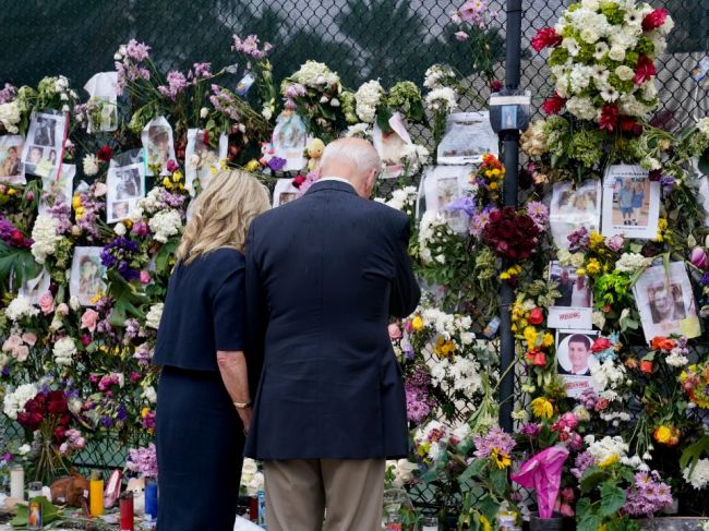 Biden navštívil mesto na Floride, kde si pád budovy vyžiadal najmenej 18 obetí