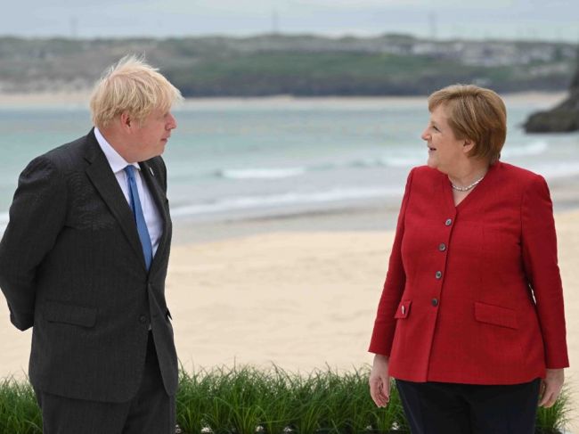 Merkelová a Johnson majú hovoriť o opatreniach, bezpečnostnej politike i brexite