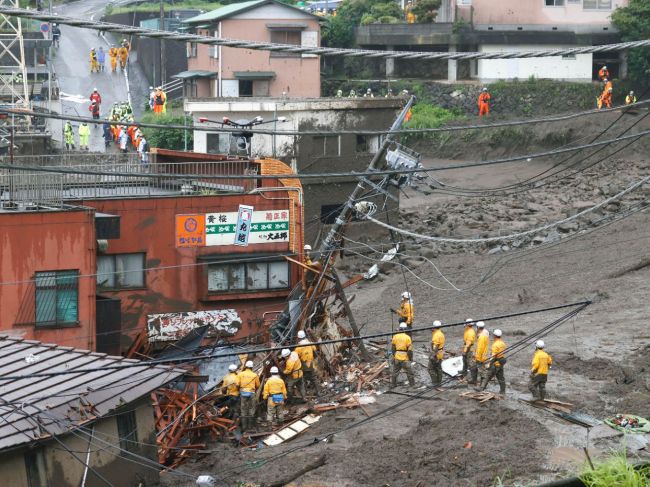 Zosuv pôdy v Japonsku si vyžiadal minimálne dve obete, poškodil vyše 130 domov
