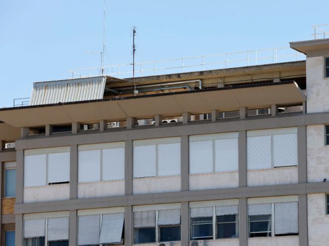 Pápež strávi po operácii v nemocnici zhruba sedem dní; cíti sa dobre