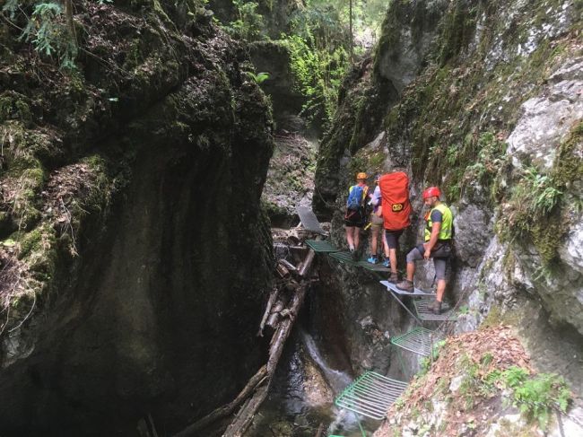 Turistka si pri páde pod Obrovským vodopádom poranila hrudník