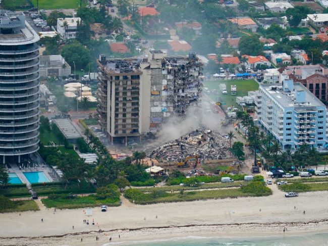 Počet obetí zrútenia bytového domu na Floride stúpol na najmenej 28