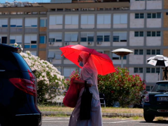 Pooperačné kontroly zdravotného stavu pápeža Františka sú "dobré"
