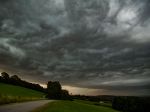 Česko sa pripravuje na ďalšiu vlnu búrok, meteorológovia varujú aj pred sprievodnými javmi
