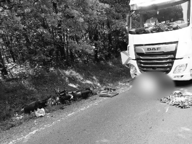 Tragická nehoda: Motorkár neprežil zrážku s kamiónom