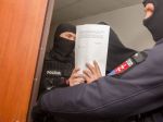Bývalý predstaviteľ SIS a expolicajt odmietajú, že prijali úplatok