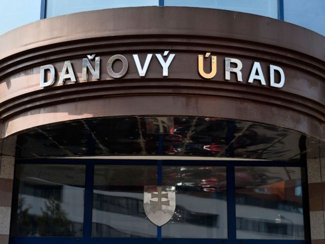 ÚŠP: Do podvodov s daňovými vratkami boli zapletení aj daniari, dostávali úplatky