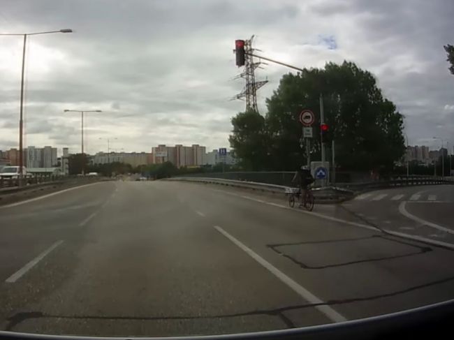 Cyklista policajtom tvrdil, že on nemusí stáť na červenú