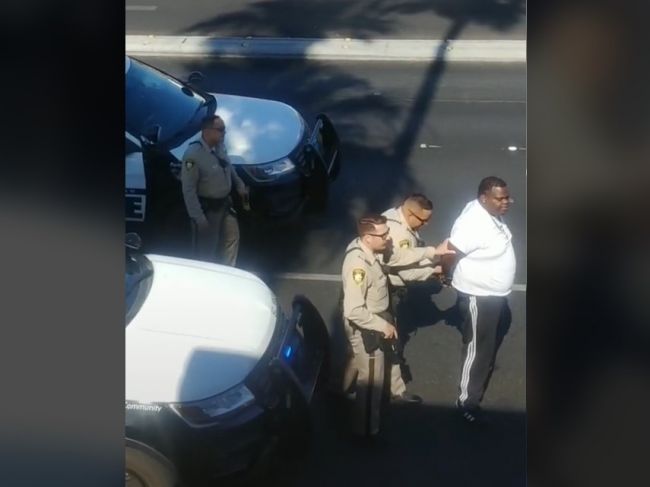 Video: Policajti zatkli muža aj napriek tomu, že vedeli, že je ten nesprávny