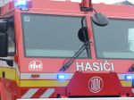 Nehoda pri búraní budovy: Hasiči zachraňujú zavaleného muža