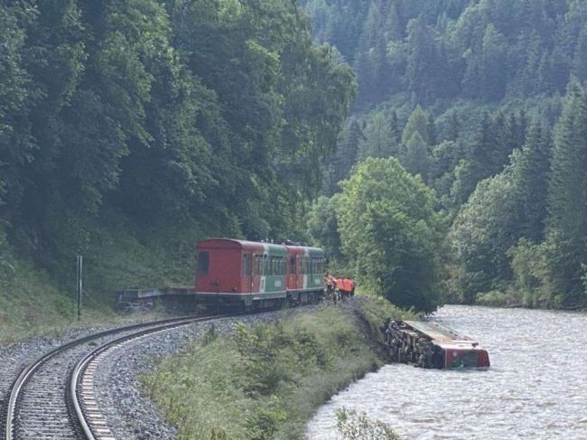 Vykoľajil sa vlak s desiatkami detí