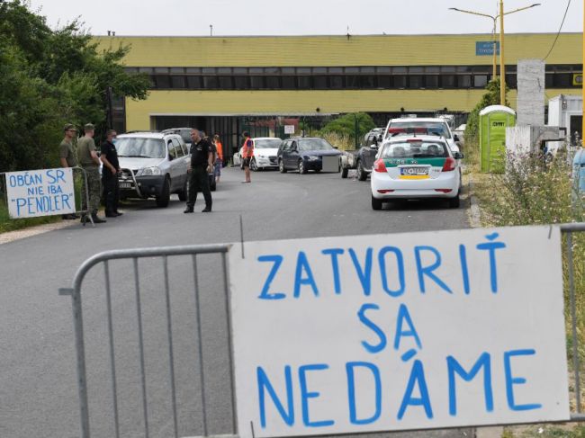 Na hraničný priechod Milhosť prišla vyjadriť svoj nesúhlas skupina ľudí