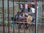 Litva začala na hraniciach s Bieloruskom stavať bariéru proti migrantom