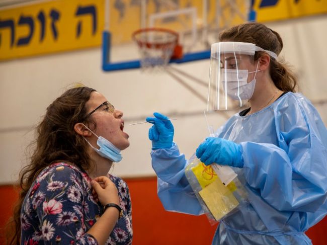 Izrael sprísňuje pravidlá karantény pre cestujúcich, prípady výrazne pribúdajú
