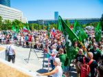 Pred Úradom vlády protestujú ľudia proti opatreniam i očkovaniu