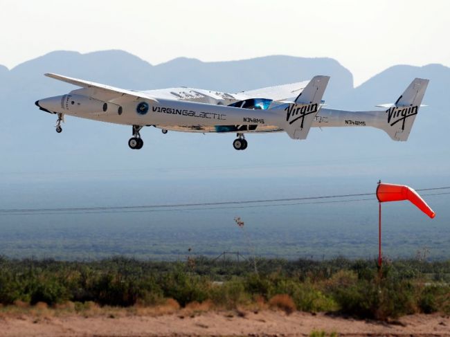 Richard Branson na palube raketoplánu VSS Unity dosiahol hranicu vesmíru