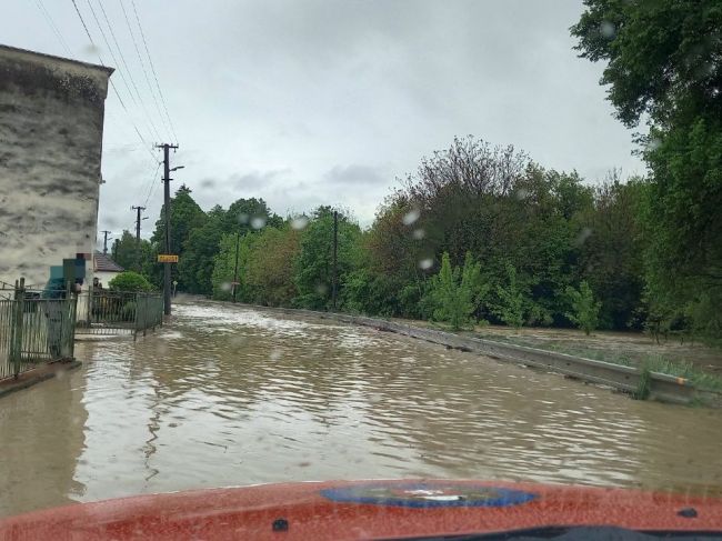 Na strednom a východnom Slovensku hrozia búrky, môže dôjsť aj k povodniam