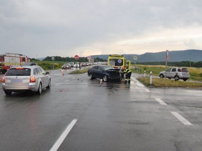 Pri dopravnej nehode sa zranilo osem osôb, polícia začala trestné stíhanie