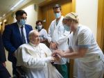Pápež František bude hospitalizovaný o niekoľko dní dlhšie