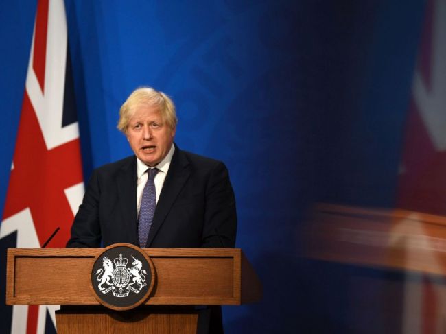 Britská vláda potvrdila, že 19. júla uvoľní väčšinu reštrikcií