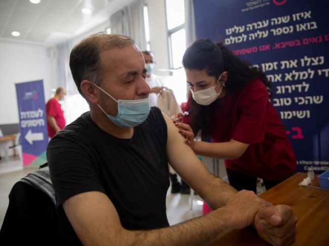 Izrael pre variant delta mení stratégiu