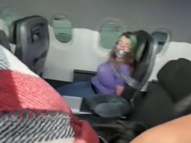 Video: Žena spôsobila chaos v lietadle. Letušky ju prilepili k sedadlu