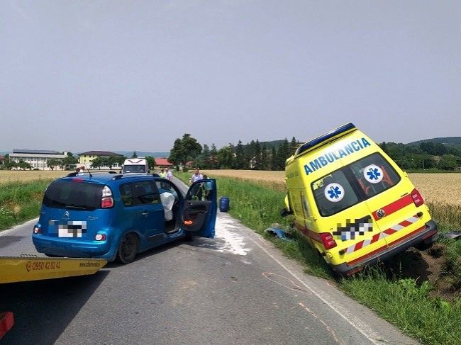Hasiči zasahovali pri nehode sanitky a auta, cesta bola neprejazdná