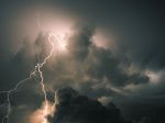 S búrkami treba počítať na celom území, niekde i s vyššími teplotami