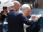 Pápež František sa po operácii vrátil do Vatikánu